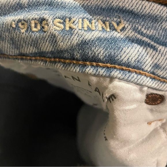 American Eagle 90’s skinny jeans in a size 6 long. - Picture 6 of 7